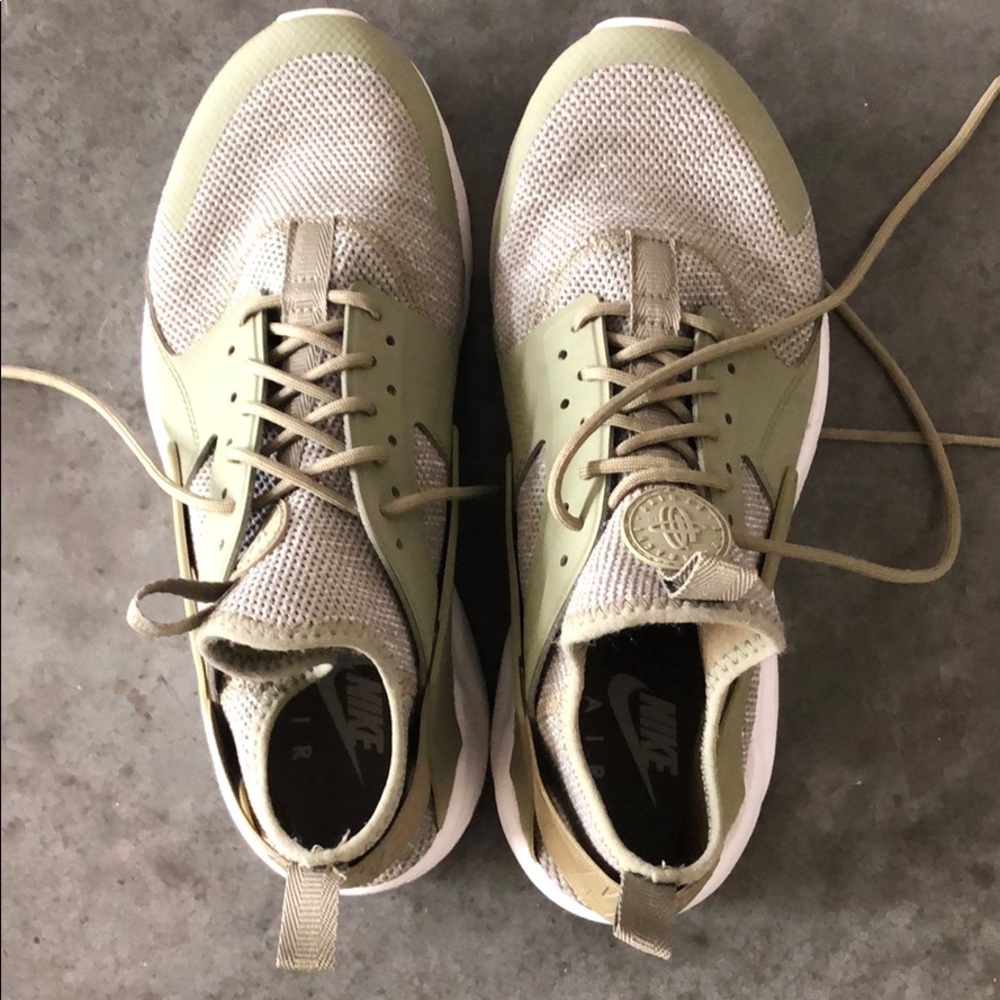 Men’s Nike Huarache in Olive/White size 9.5